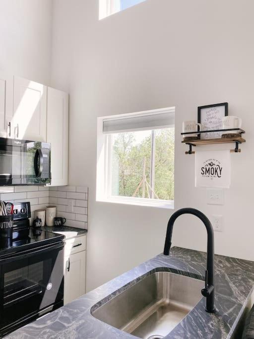 Ferienwohnung Modern Smoky Mountain Tiny House Pigeon Forge Exterior foto